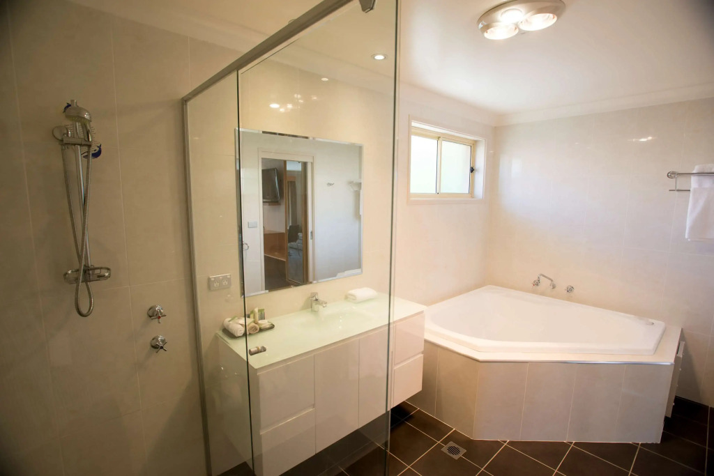 Best Western Plus All Settlers Motor Inn