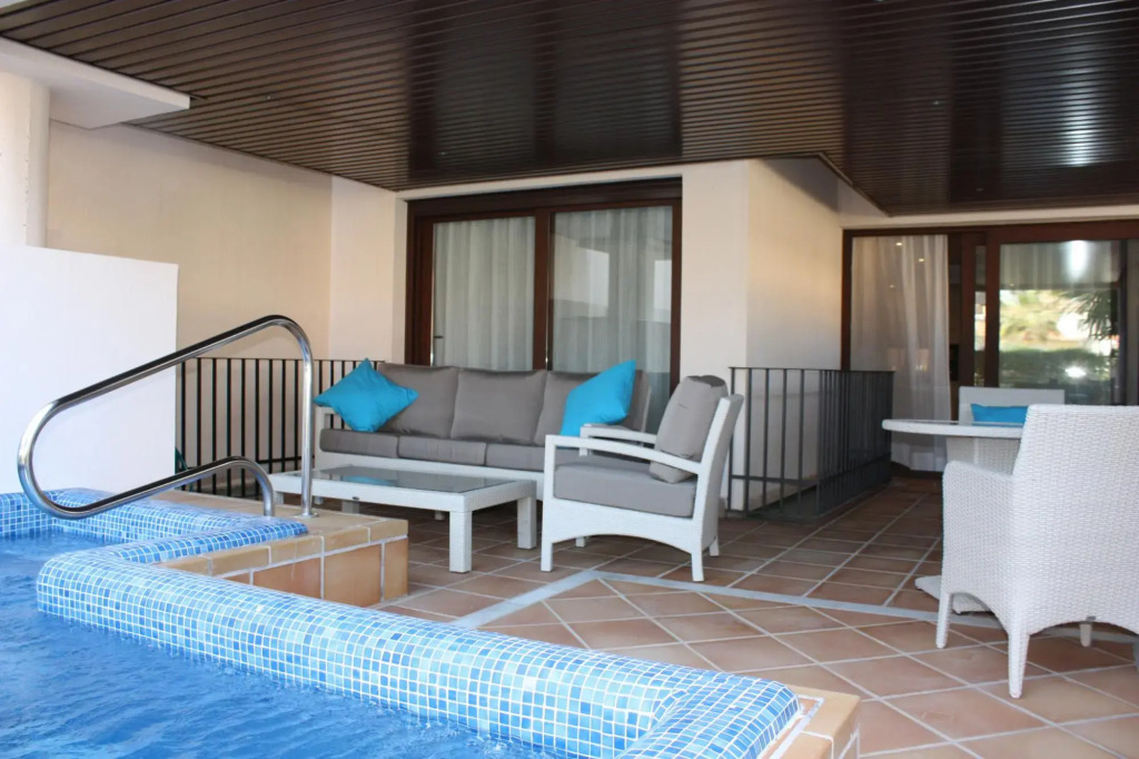 100 - Beach apartment with Private Pool