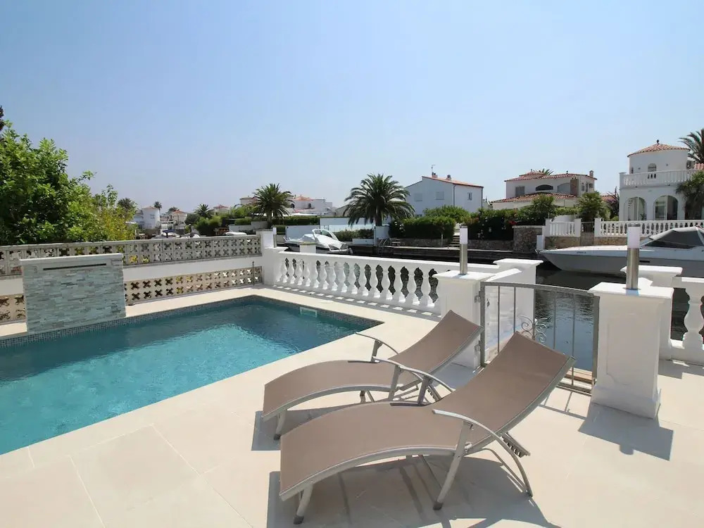 Charming Holiday Home in Empuriabrava With Pool
