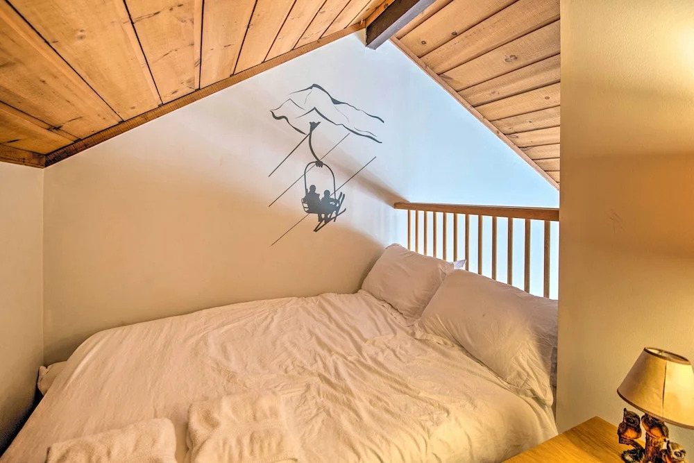 Lincoln Condo w/ Amenities + Shuttle to Loon!