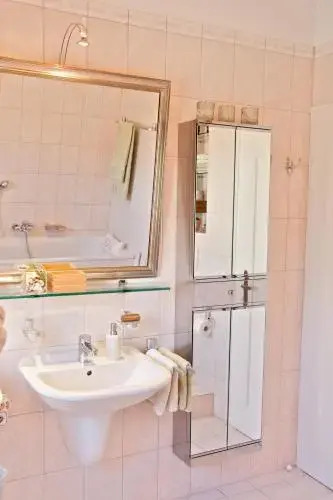 Lion Homestay Munich