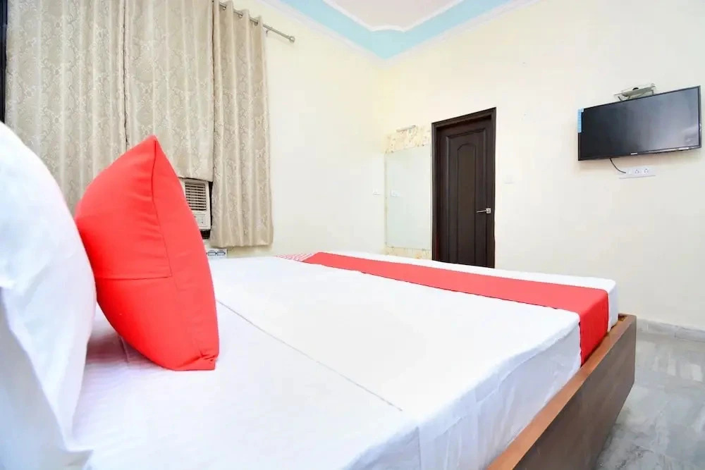 Hotel Ra Flora by OYO Rooms