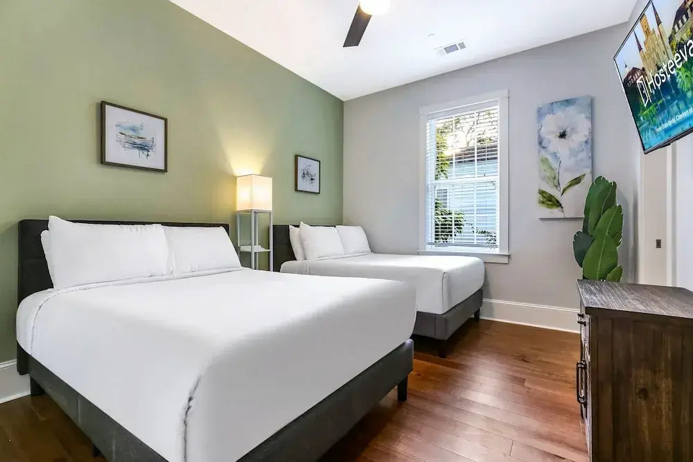 Spacious 5 BR Retreat with Pool - Near It All