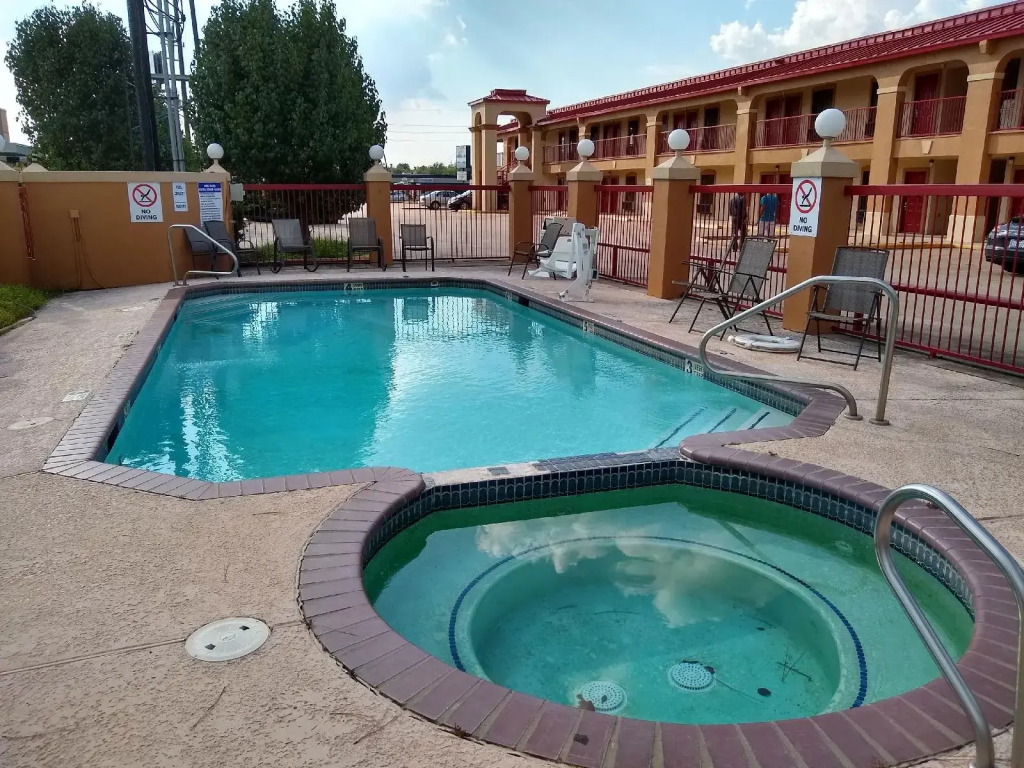 Econo Lodge Inn & Suites West - Energy Corridor