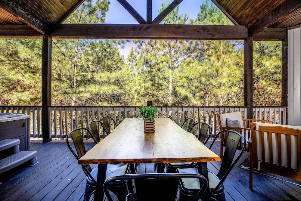 'painted Sky' Modern Broken Bow Cabin w/ Hot Tub!