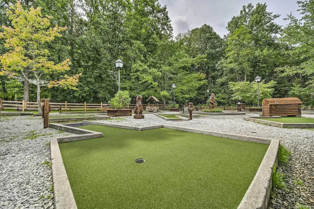 Scenic Blue Ridge Cabin Rental w/ Resort Amenities