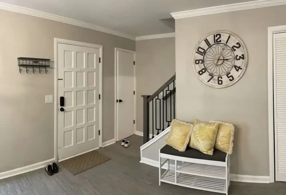 Bright 2BR Townhome Pool & Beach Minutes Away