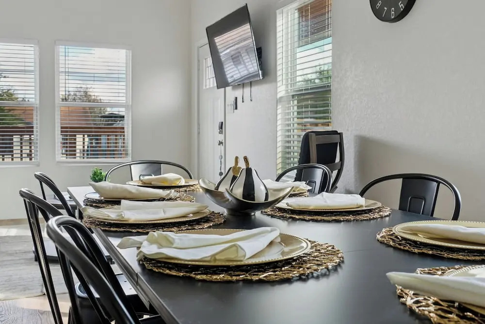 Peaceful Stays With Easy Access to Downtown