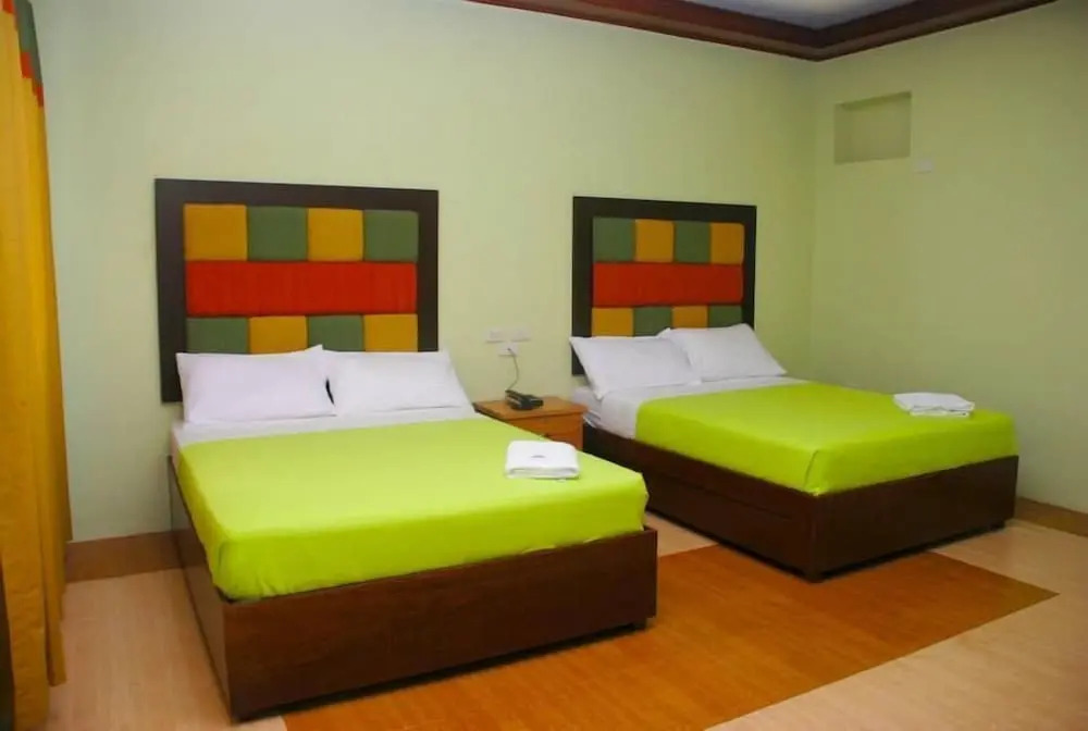 Kamayan sa Palaisdaan Hotel and Resort Quezon