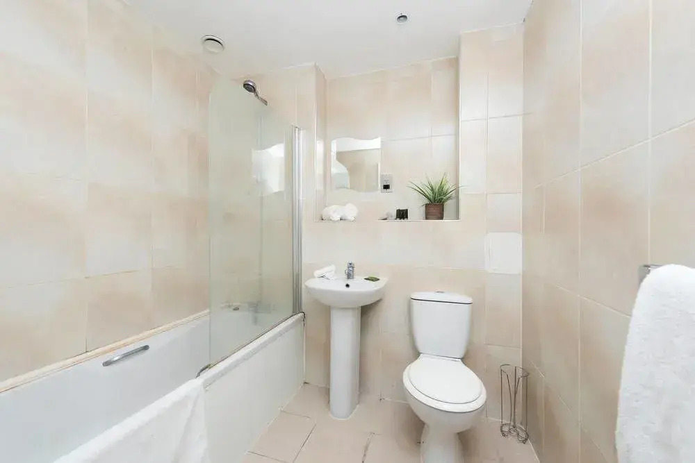 Modern 3BR Flat in Stratford With Great Views!