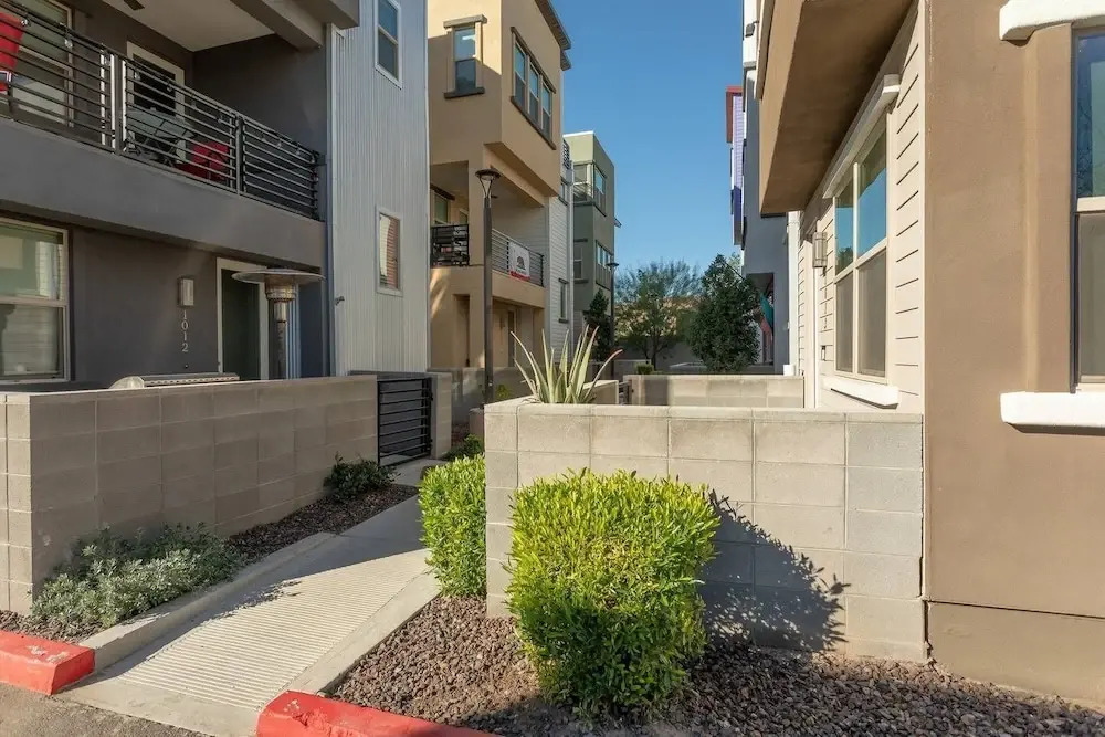 Stunning Home With Access To Pool & Great Location