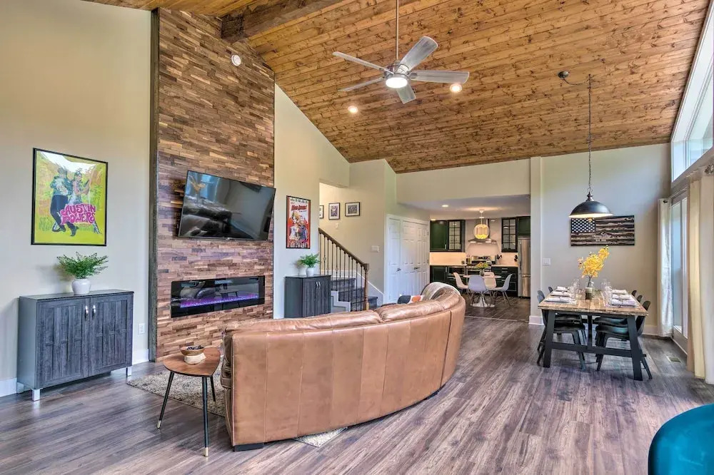 Stunning Mtn Views! Group Getaway in Chimney Rock