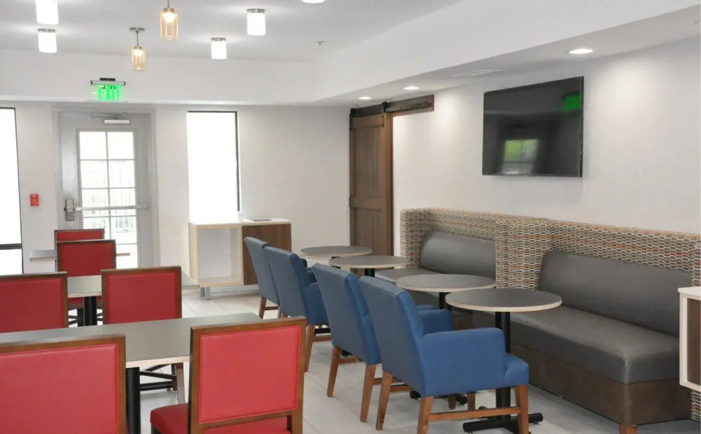 Holiday Inn Express & Suites - Lake Forest by IHG