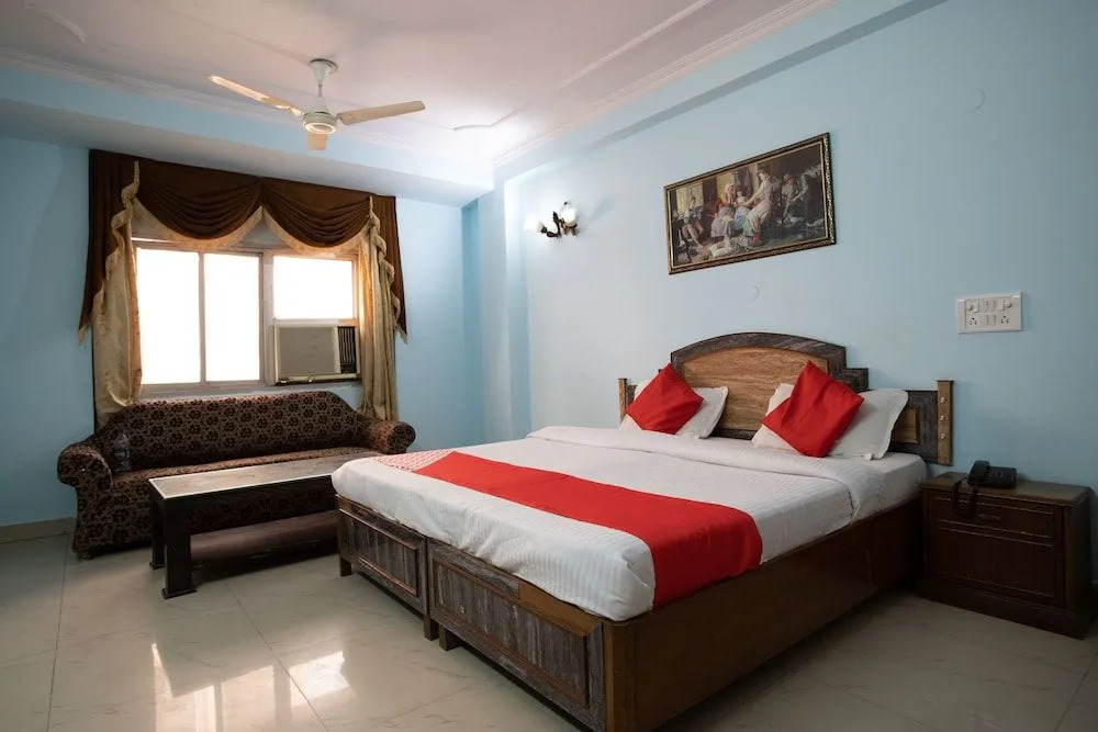 OYO 43687 Golden Deluxe Hotel