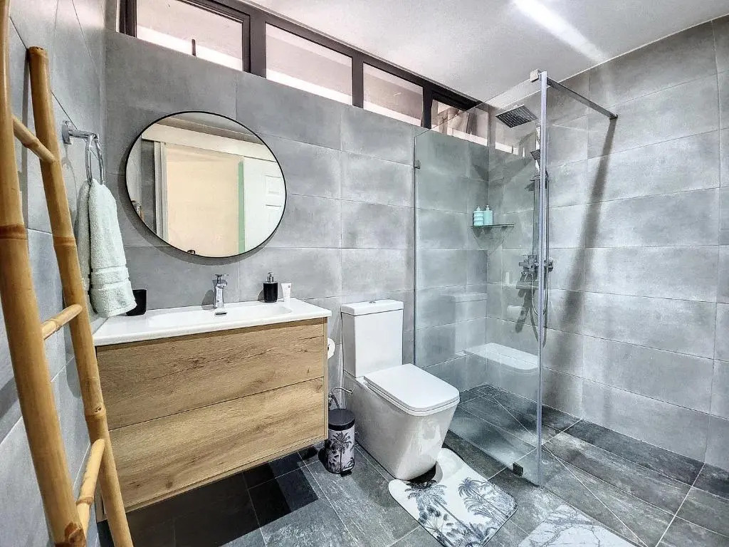 Sunkissed - Brand New Beach apartment located 50m from beach