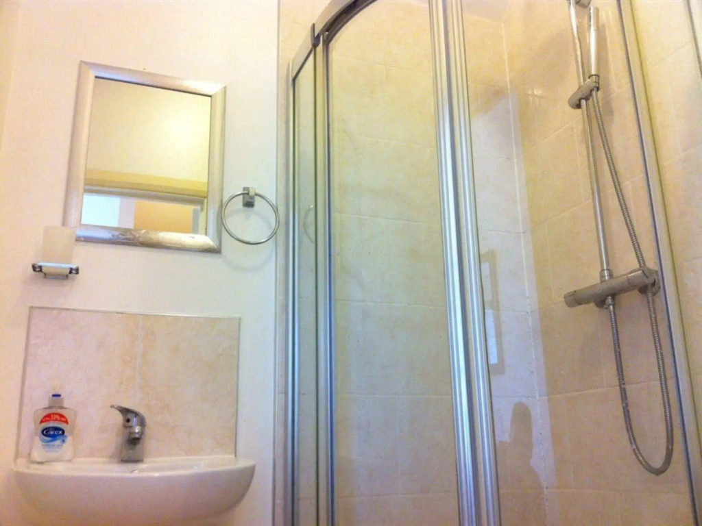Three Bridges B & B - Gatwick