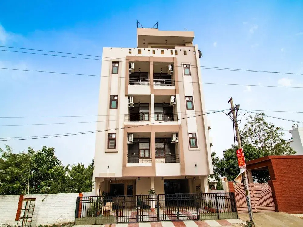 OYO 14565 Hotel Snazzy
