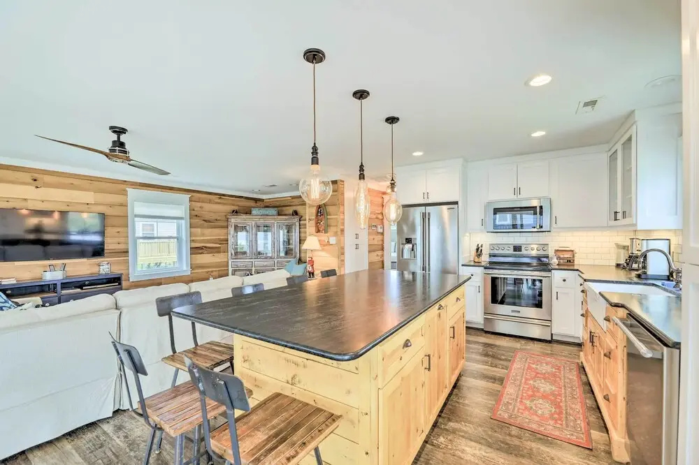Bright Emerald Isle Home - Walk to the Beach!
