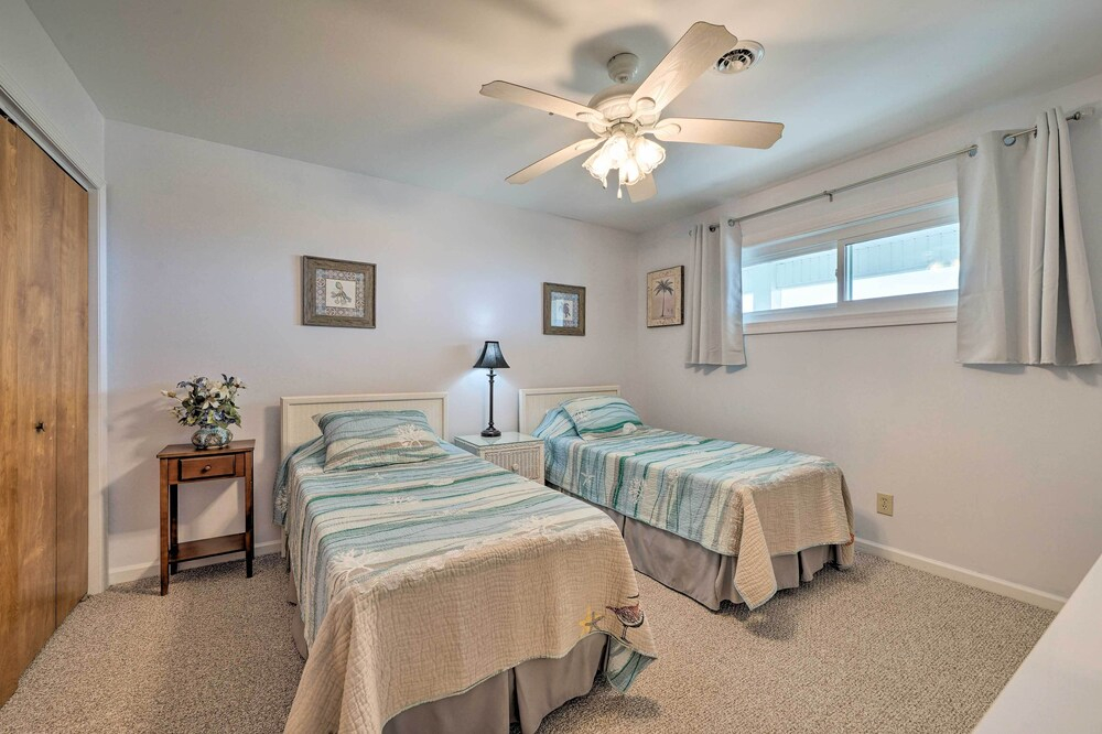 Oak Island Beachfront Condo w/ Community Pool