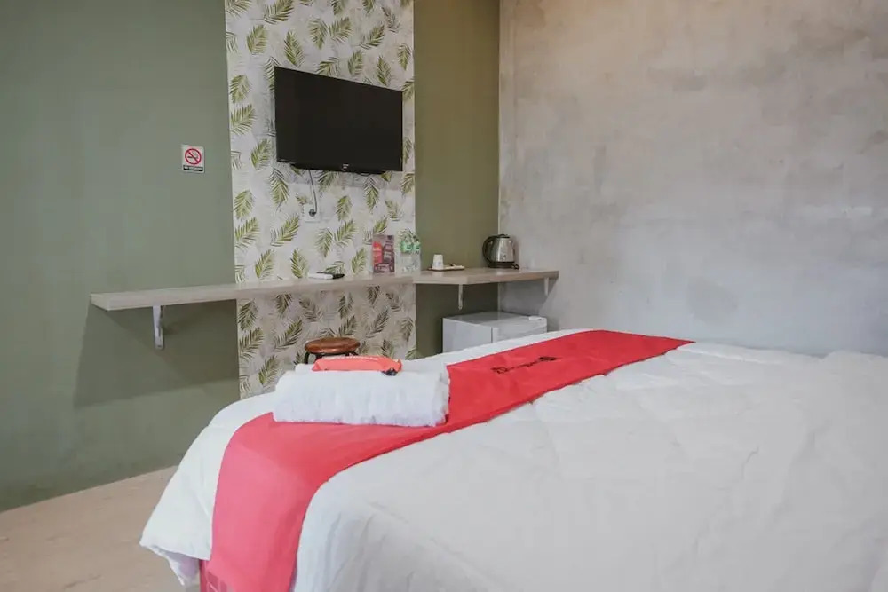 RedDoorz Plus Syariah near Universitas Lampung