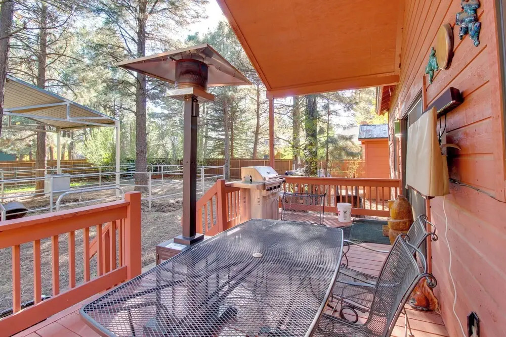 Scenic Deck + Horse Corral: Pinetop-lakeside Cabin