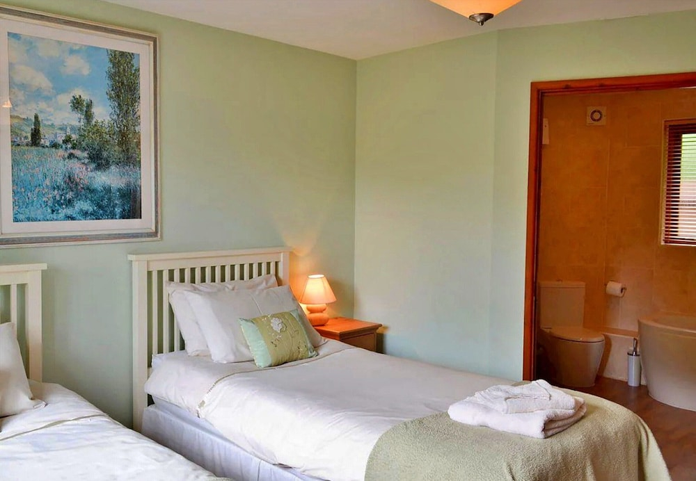 Bungalow in Bovey Tracey With Hot Tub