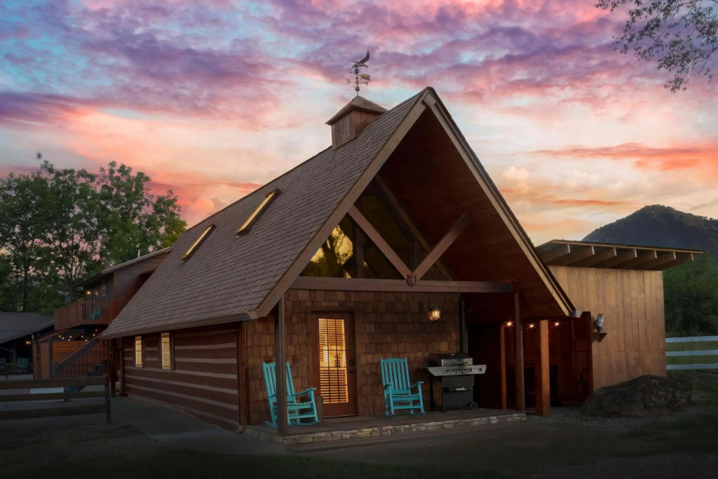 Romantic A-frame - LikeNew - HotTub - Firepit - NearGSMNP