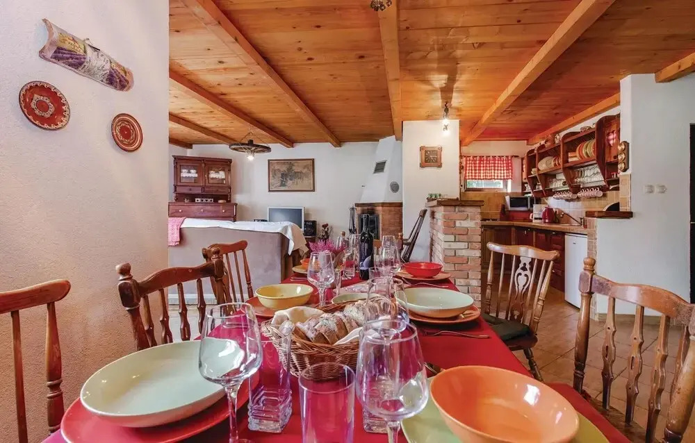 Awesome Home in Breze With Wifi, Outdoor Swimming Pool and 4 Bedrooms