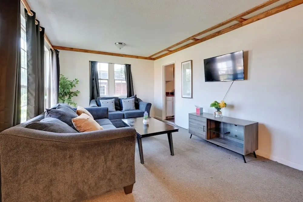 2 Mi to Center City: Charlotte North End Home