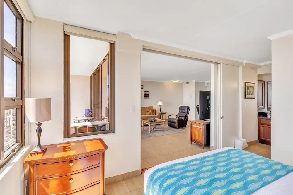 37th Floor Condo with Sweeping Ocean Views & Free parking!