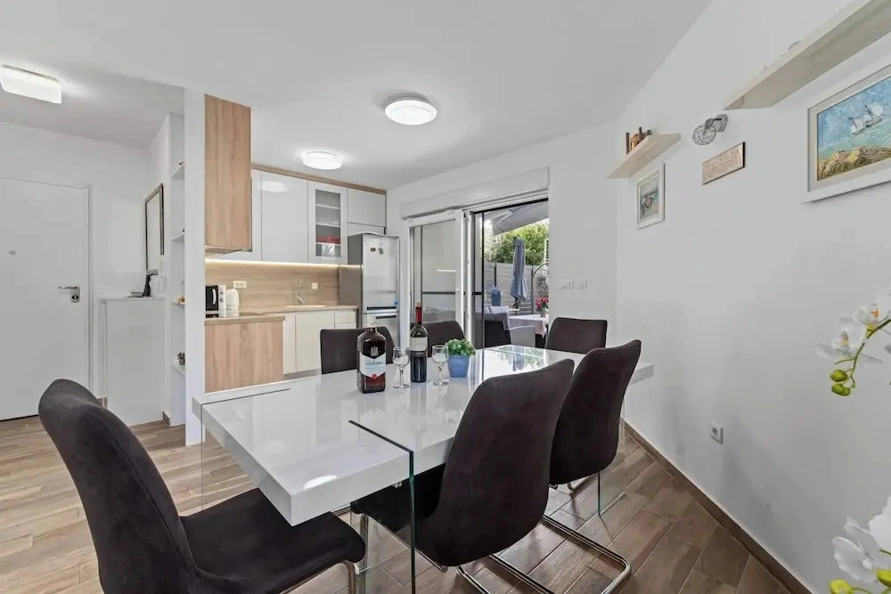 Beautiful Holiday Apartment in Rogoznica