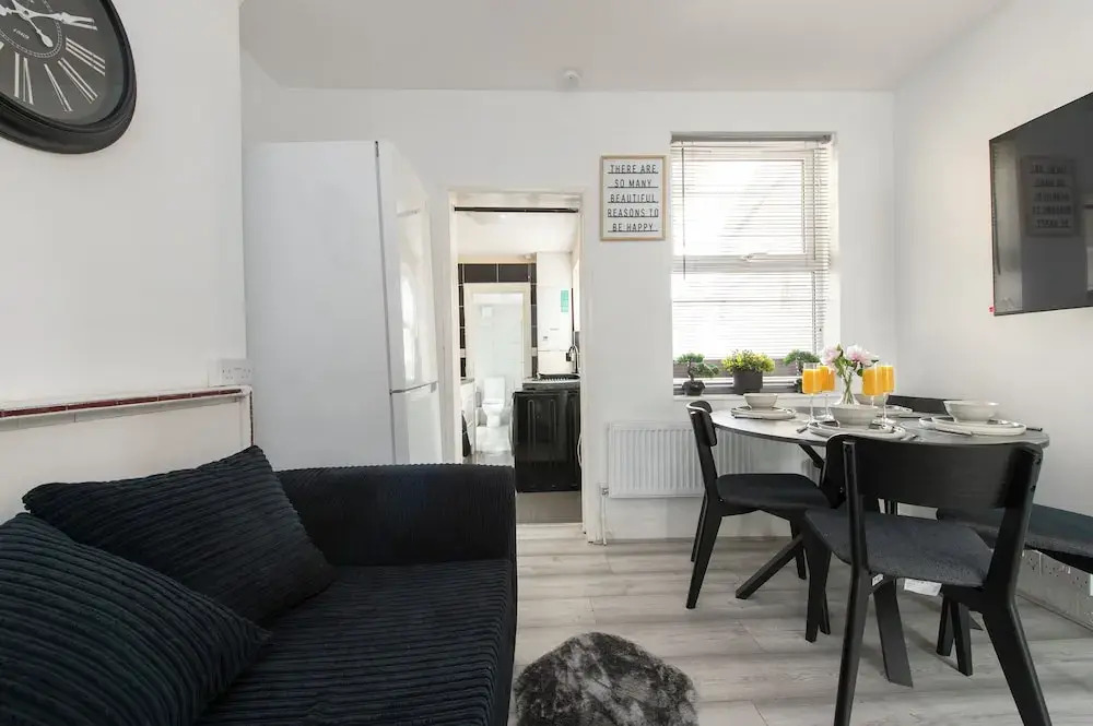 Stylish 4BR Home WiFi FreeParking
