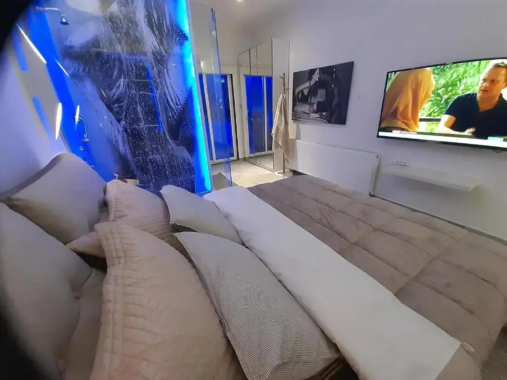 LOFT Suite 7