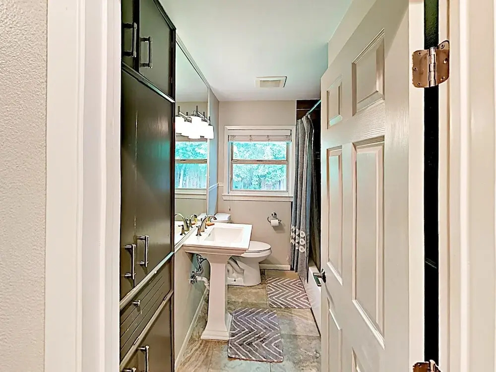 3BR 2BA Remodeled Rosedale House by RedAwning