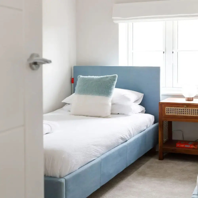 Mariners Stylish Beachside Getaway With Sea Views
