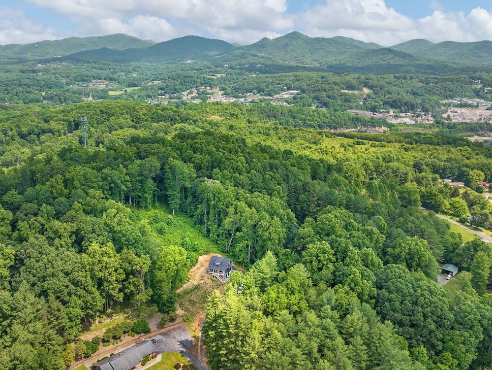 Spacious 3BR Retreat w Game Room Near Pisgah