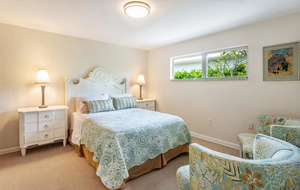 Pesaro - stylish 3BR retreat near Via Miramar Beach, beautifully renovated home with a private pool, lush tropical gardens and premium modern comforts, perfect for families and relaxing getaways, just minutes from sandy beaches and vibrant downtown Naples