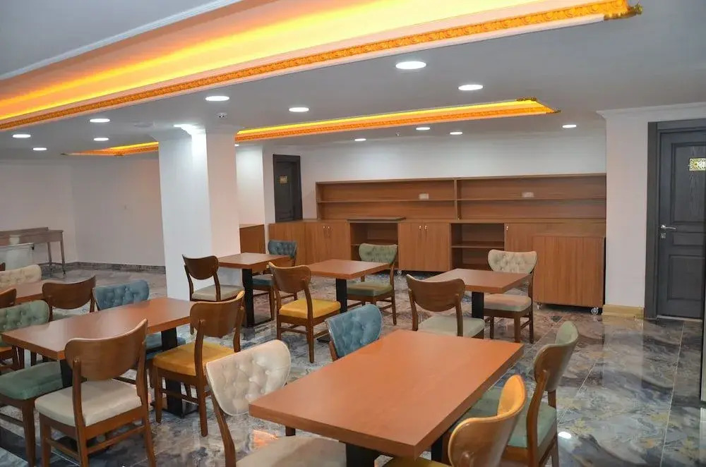 Piyes Otel