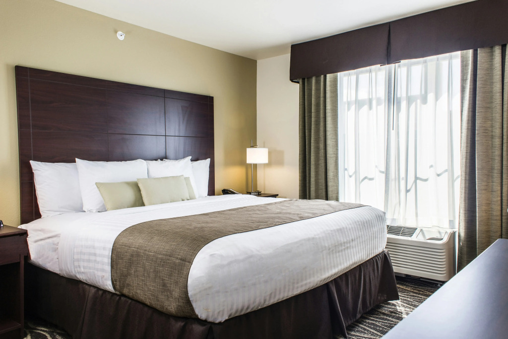 Cobblestone Hotel & Suites - Chippewa Falls