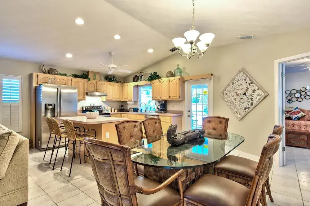 Comfy 3 bedroom with parking & close to everything