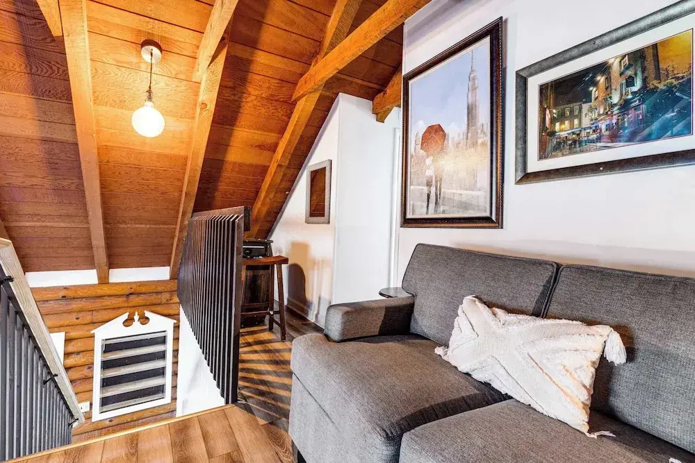 Artful Craftsman by Avantstay Sleeps 12 Hot Tub, Firepit, and Pond Gatlinburg + National Parks
