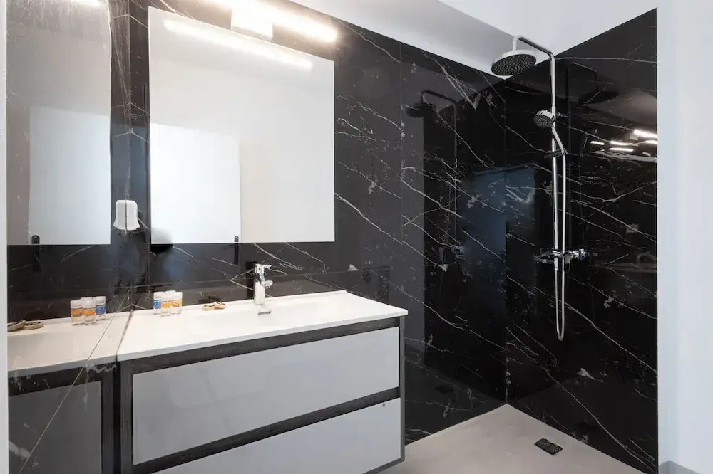 Spacious Urban Retreat Central 2-bedroom Haven for 8