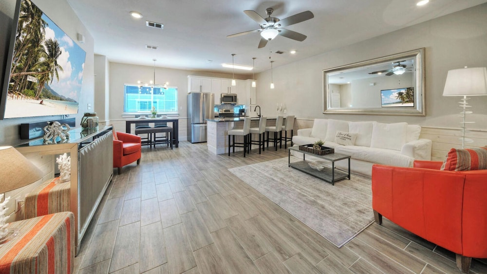 Sleeps 33! 4 Condos, Walk to the Beach, Resort-style Pool, Endless Summer Resort