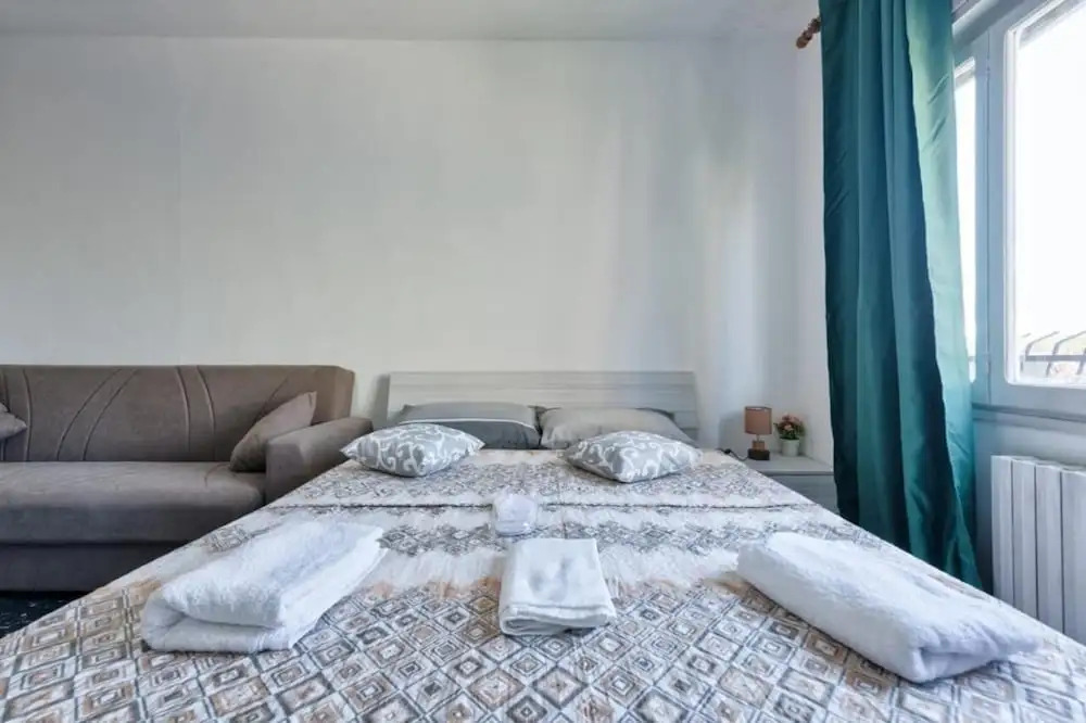 Venice H&S APT Private Room With AC