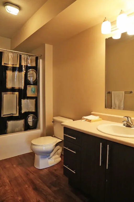 Vibrant Flat 10 min drive downtown