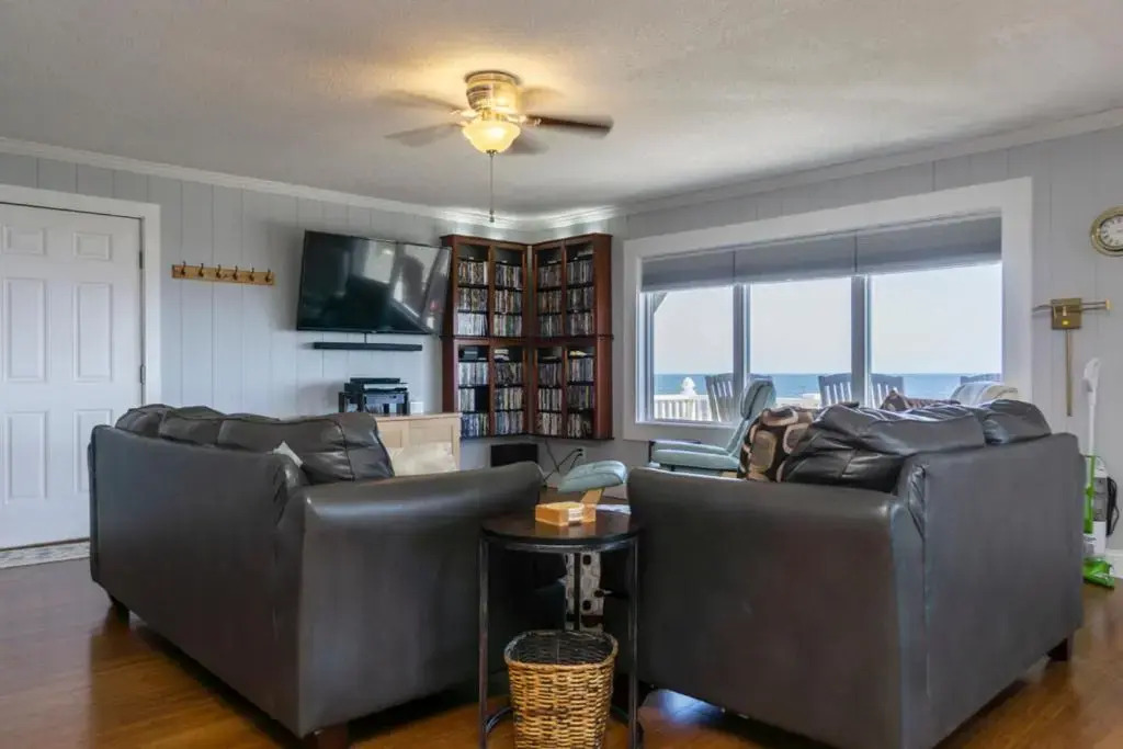 Breezy Oaks by Oak Island Accommodations