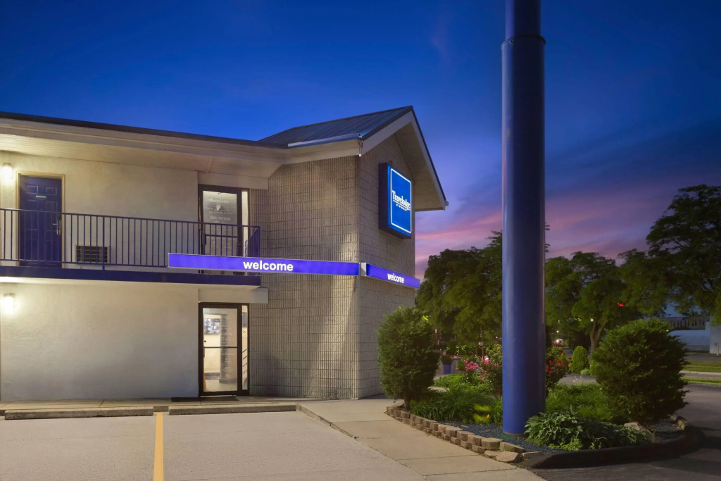 Travelodge by Wyndham Madison Heights MI