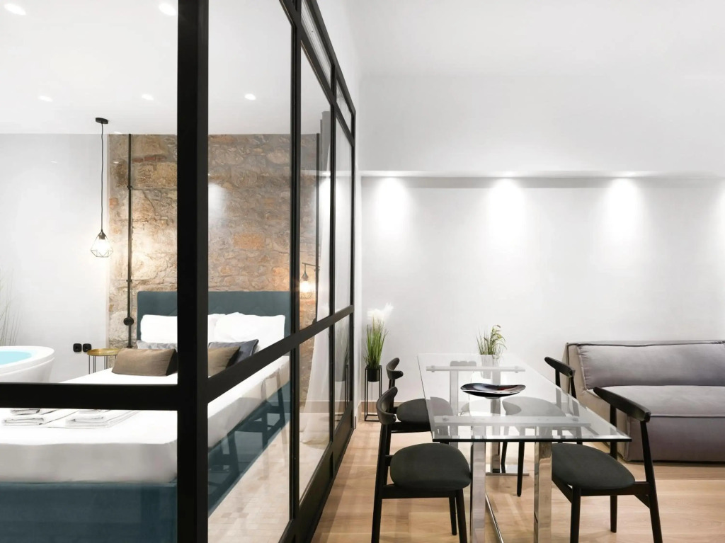 5 star lux suite in Kolonaki.