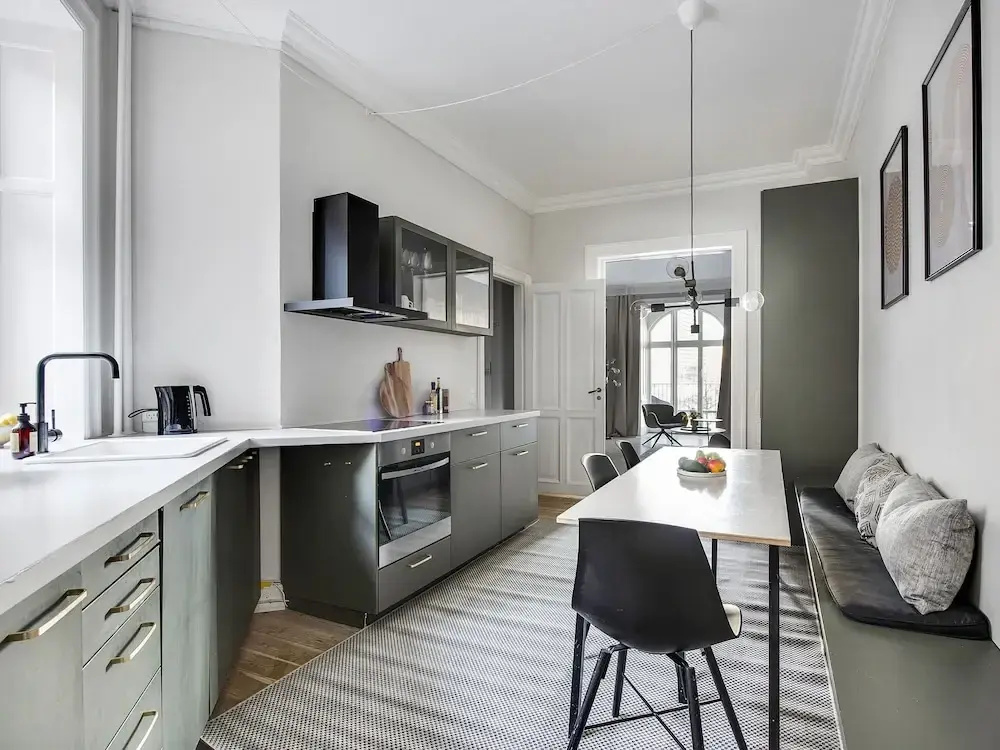 Sanders Promenade - Chic 2-bdr Apt w Water View