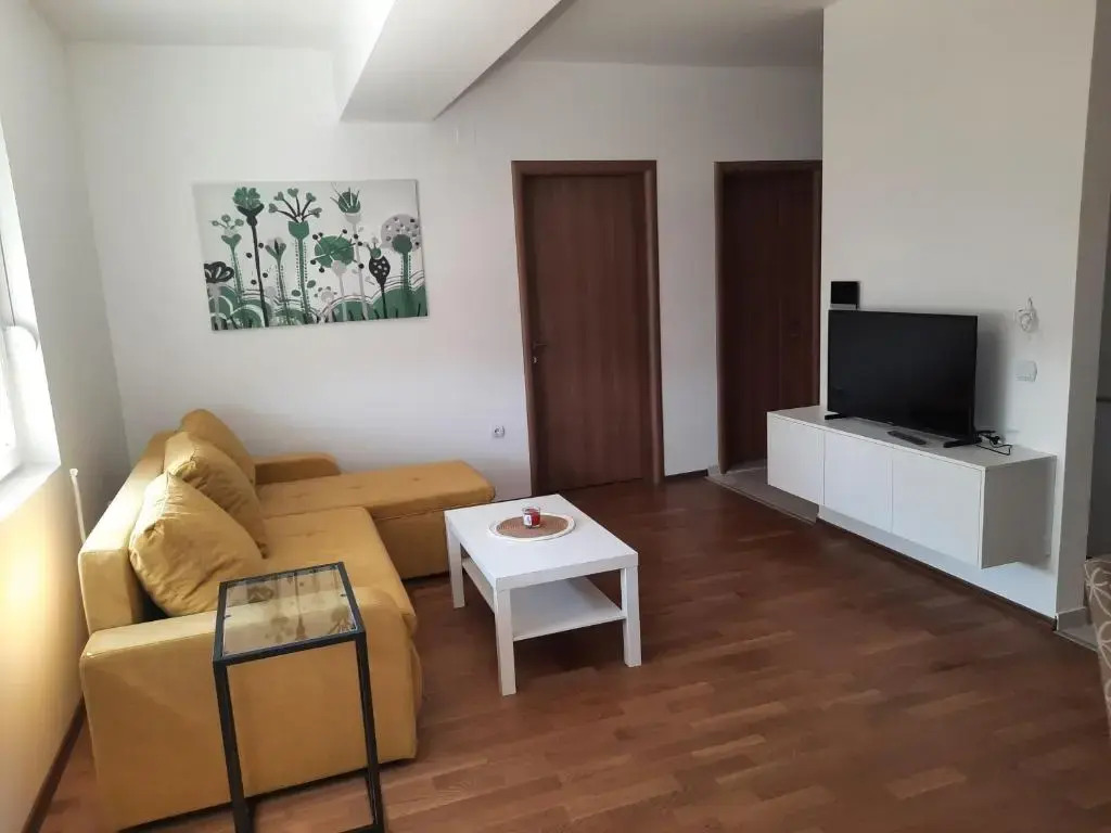 New modern 1 bedroom apartment with free parking